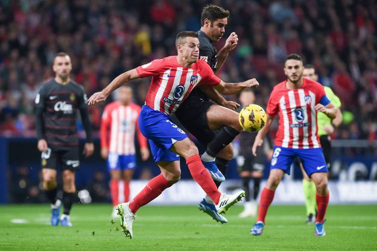 湖人杯赛主场不敌马刺引热议！媒体人：詹东里合体后最惨失利（湖人杯赛主场负于马刺引发热议，媒体人称詹东里合体以来最惨一败）