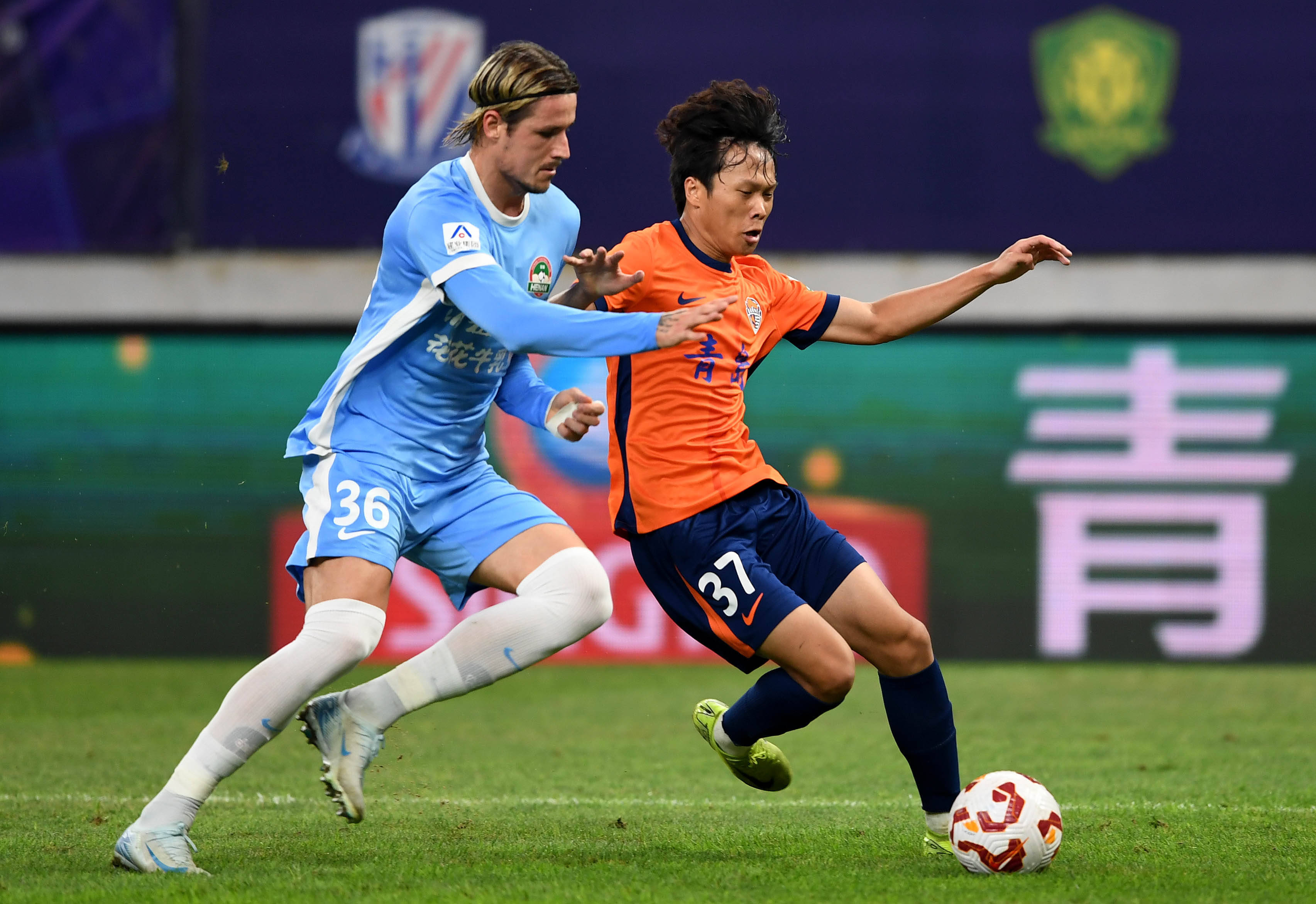 犯规太快！杨瀚森首节登场3分49秒领到第二次犯规被换下场（首节出战仅3分49秒，杨瀚森早早两犯被换下）