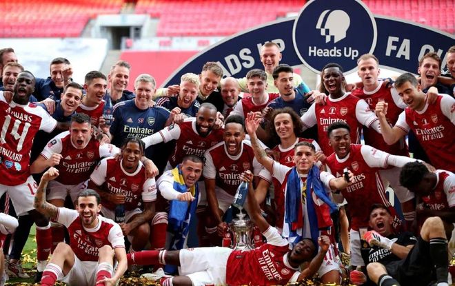 巴萨逆转取胜却迎来重磅伤情 全场最佳奥尔莫肩膀脱臼恐赛季报销（巴萨逆转告捷却遭重创：MVP奥尔莫肩部脱臼，恐赛季提前报销）