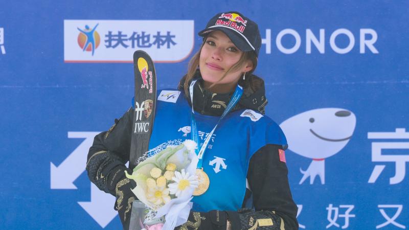 邓涵文因经济保障和新东家前景决定离开武汉三镇，加盟云南玉昆，成为球队核心球员。（因经济保障与前景考量，邓涵文告别武汉三镇，加盟云南玉昆担纲球队核心）