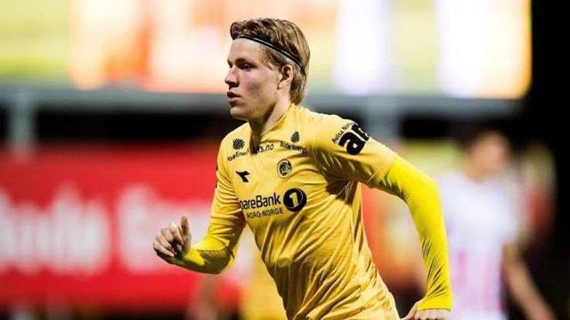 德甲战报：卡德打入唯一进球，十人奥格斯堡1-0汉堡（德甲战报：卡德制胜，十人奥格斯堡1-0力克汉堡）