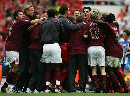 英超-纽卡斯尔联2-1十人伯恩利，吉马良斯角球直接破门，戈登点射建功（英超：纽卡斯尔联2-1力克十人伯恩利，吉马良斯角球直接得分，戈登点球命中）