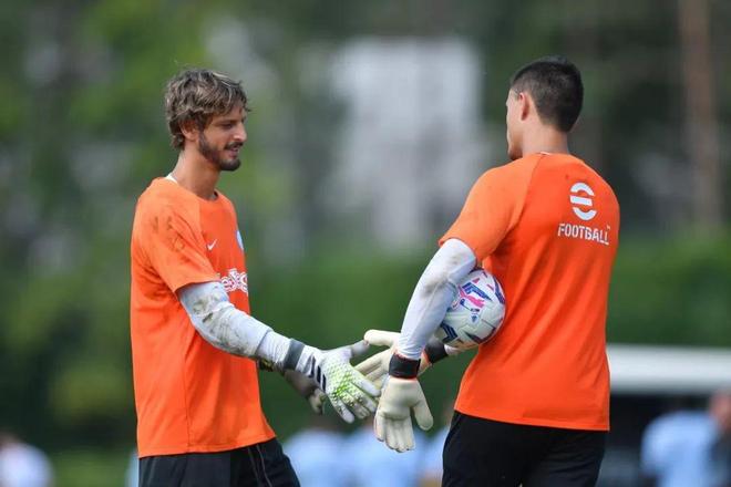 辽超总决赛：大连队4-0本溪队夺冠，王宏有、王跃皓分别双响（辽超总决赛大连4-0完胜本溪捧杯 王宏有与王跃皓各梅开二度）