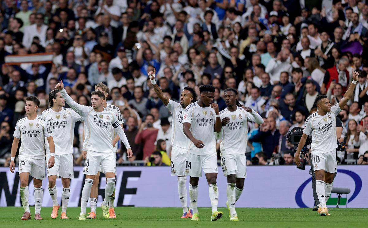 欧文突破防守连续得分（欧文强突防线连连得手）