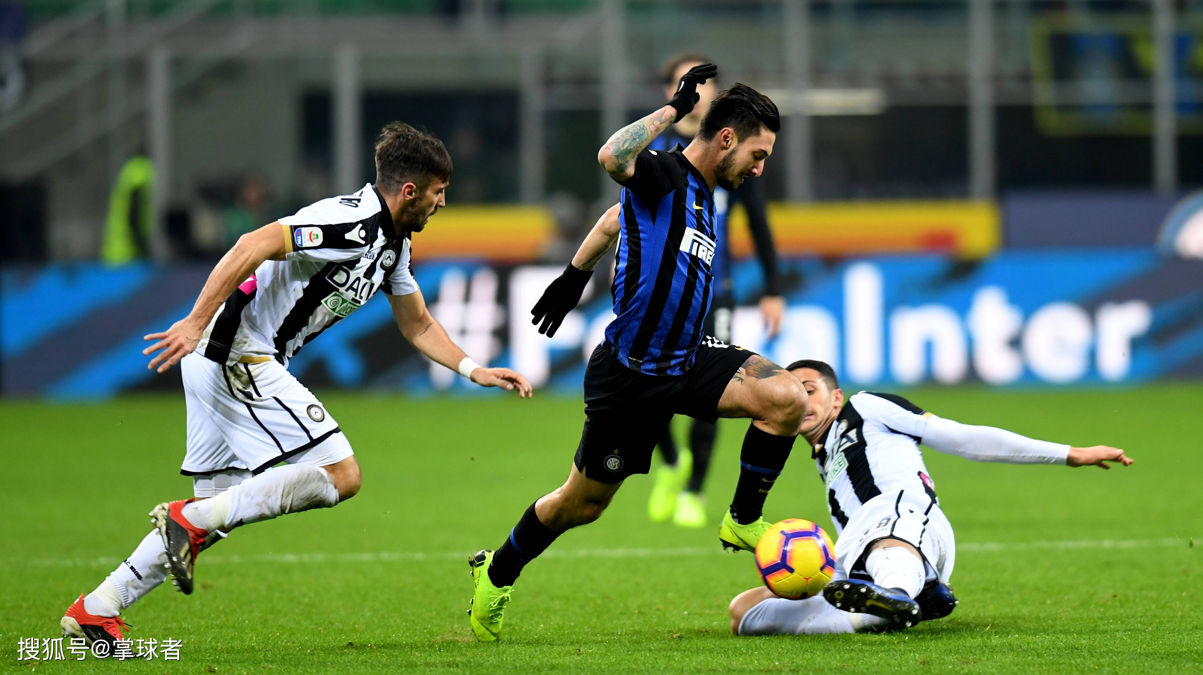 欧文突破助攻制胜球（欧文强突妙传造绝杀）